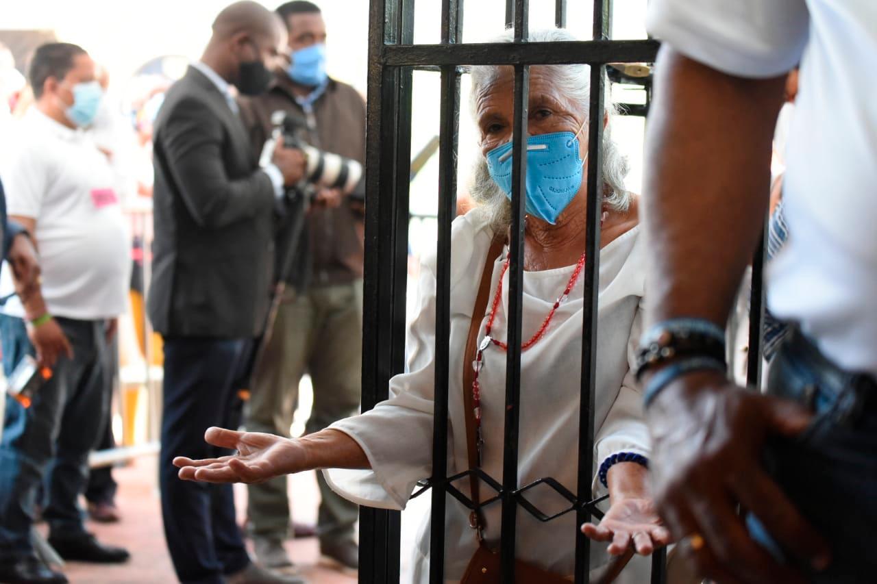 Una señora ora durante la misa en el Santo Cerro, en La Vega