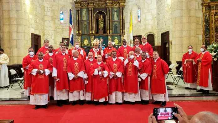 Iglesia Católica ordena 17 nuevos diáconos permanentes