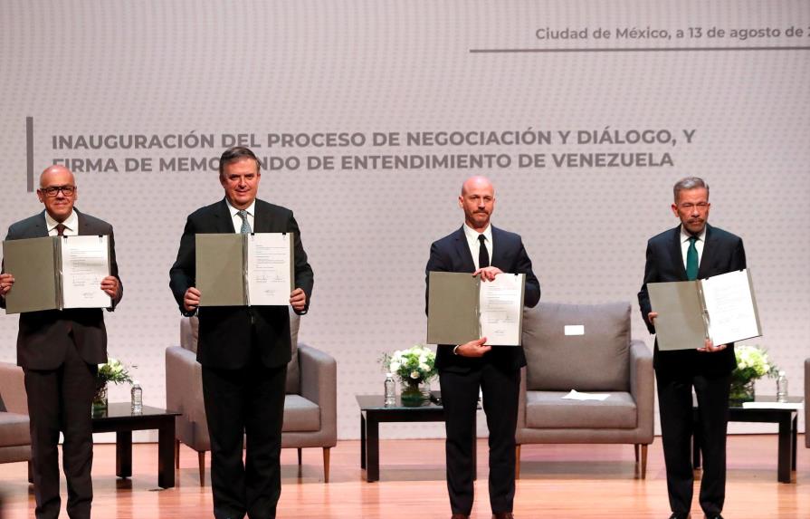 Gobierno venezolano y oposición firman un acuerdo para iniciar diálogo