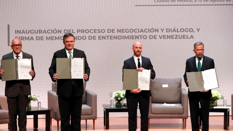 Gobierno venezolano y oposición firman un acuerdo para iniciar diálogo Gobierno venezolano y oposición firman un acuerdo para iniciar diálogo