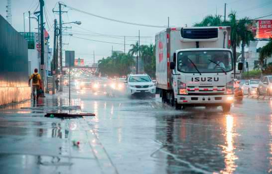 COE eleva a 13 las provincias en alerta por lluvias