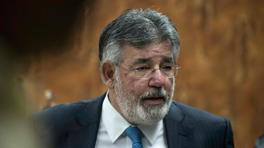 Antigua Overseas Bank certifica que Víctor Díaz Rúa no ha sido su cliente