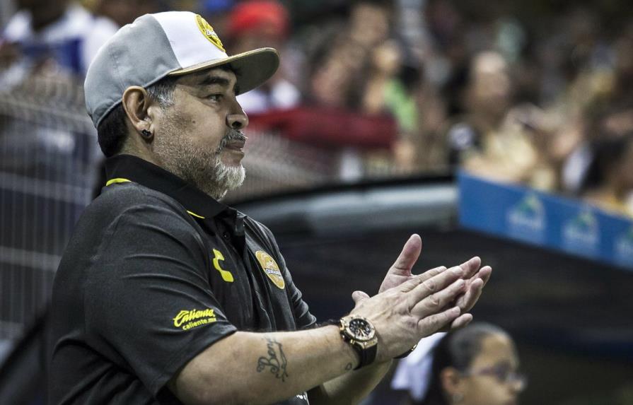 Internan a Maradona por sangrado estomacal en clínica argentina