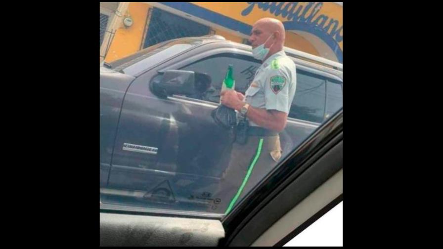 Circula en redes foto de oficial de la Digesett con cerveza en mano; institución investiga el caso 