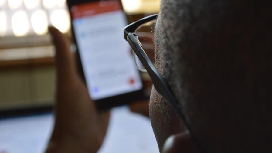 Indicios de infidelidad que puede dar la forma de colocar el celular 