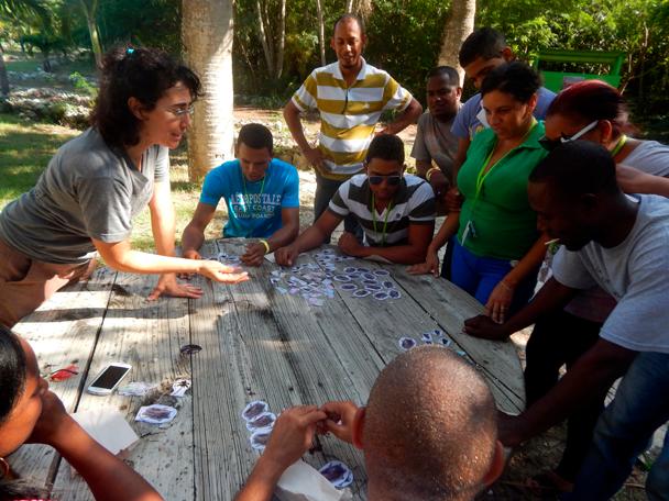 Marta Curti explica a un grupo las amenazas a las que se enfrentan los gavilanes.