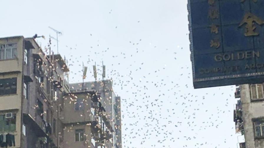 Policía detiene en Hong Kong a un hombre que lanzó dinero desde una torre