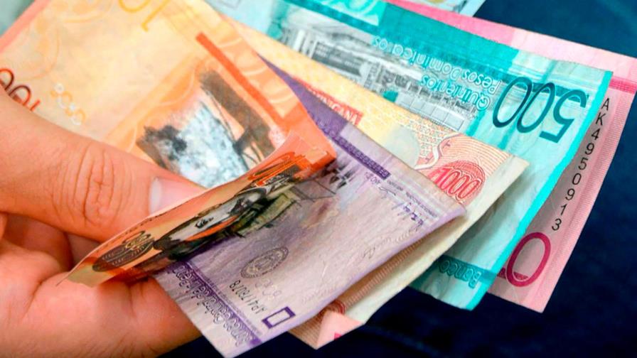 Políticos saludan un aumento de los salarios, pero causa temor la inflación 