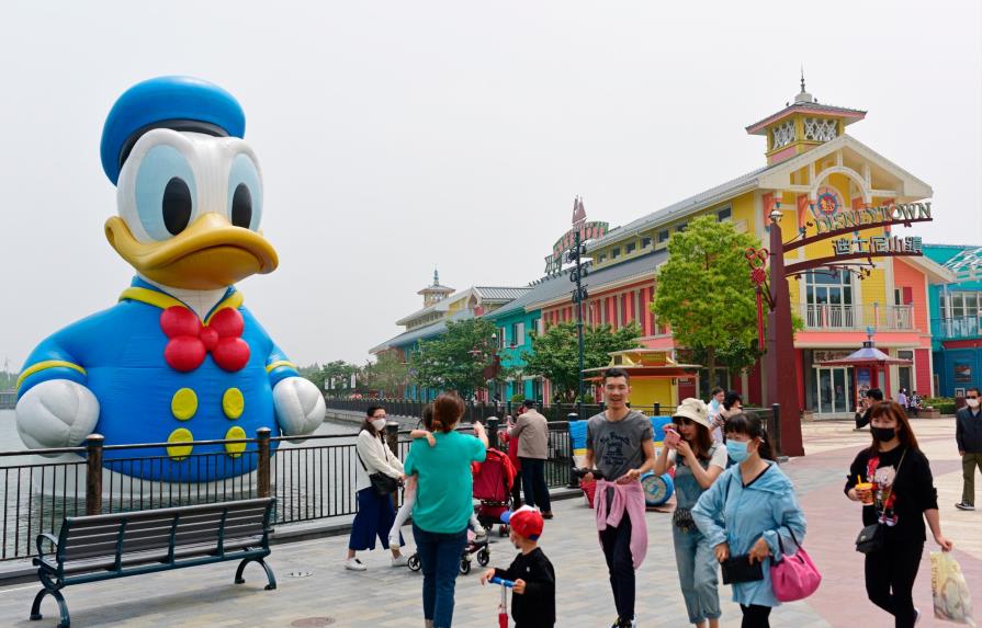 Abre Disneyland Shanghái, el primer parque del mundo de este tipo en hacerlo