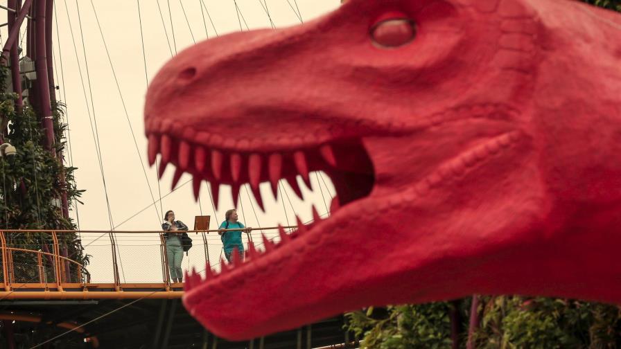 Se subastan dos esqueletos de dinosaurios enemigos en París