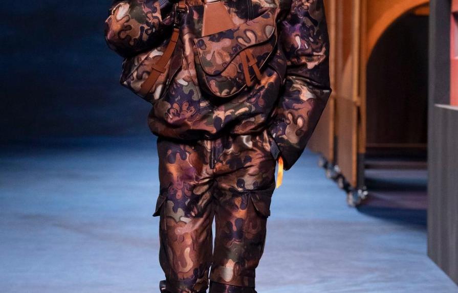 Dior renueva el uniforme militar en la pasarela parisina