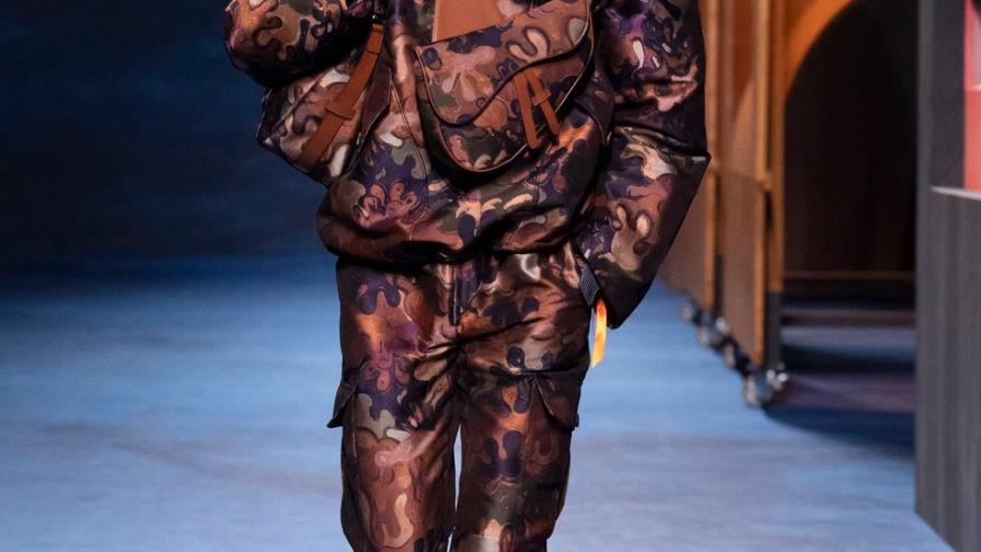 Dior renueva el uniforme militar en la pasarela parisina