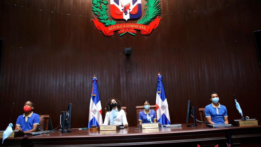 Niños y adolescentes con discapacidad auditiva ejercen como diputados por un día