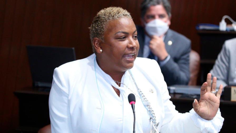 Diputada Aida López arremete contra contrato de préstamo con Pfizer