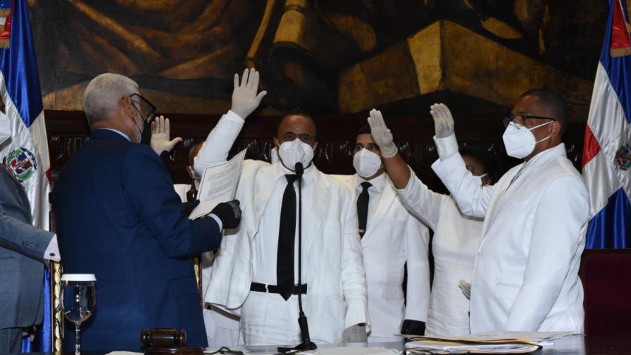 Juramentan a cinco nuevos diputados que sustituyen a un fallecido y a cuatro que son alcaldes Juramentan a cinco nuevos diputados que sustituyen a un fallecido y a cuatro que son alcaldes