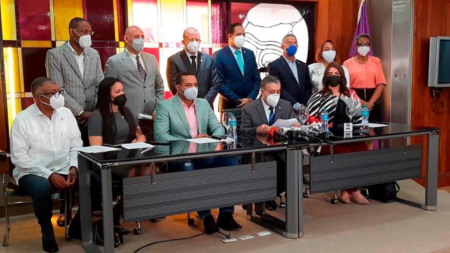 Tregua de 100 días peligra; se agria fricción entre PRM-PLD
Tregua de 100 días peligra; se agria fricción entre PRM-PLD Tregua de 100 días peligra; se agria fricción entre PRM-PLD
Tregua de 100 días peligra; se agria fricción entre PRM-PLD