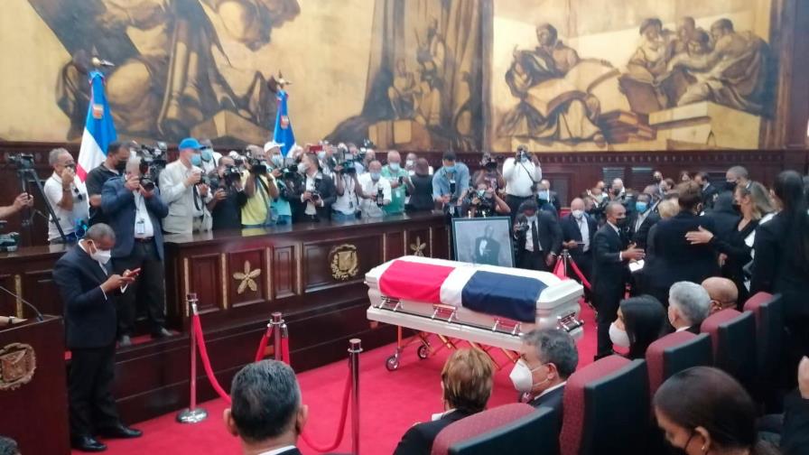 Féretro con restos de Johnny Ventura llegan al Congreso Nacional 