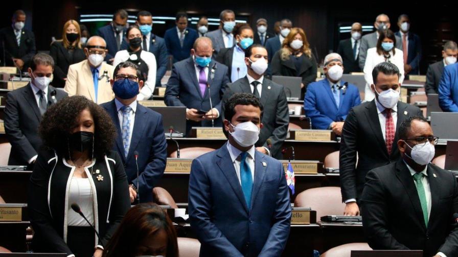 Diputados guardan minuto de silencio por muerte de Adriano Miguel Tejada y César Prieto Diputados guardan minuto de silencio por muerte de Adriano Miguel Tejada y César Prieto
