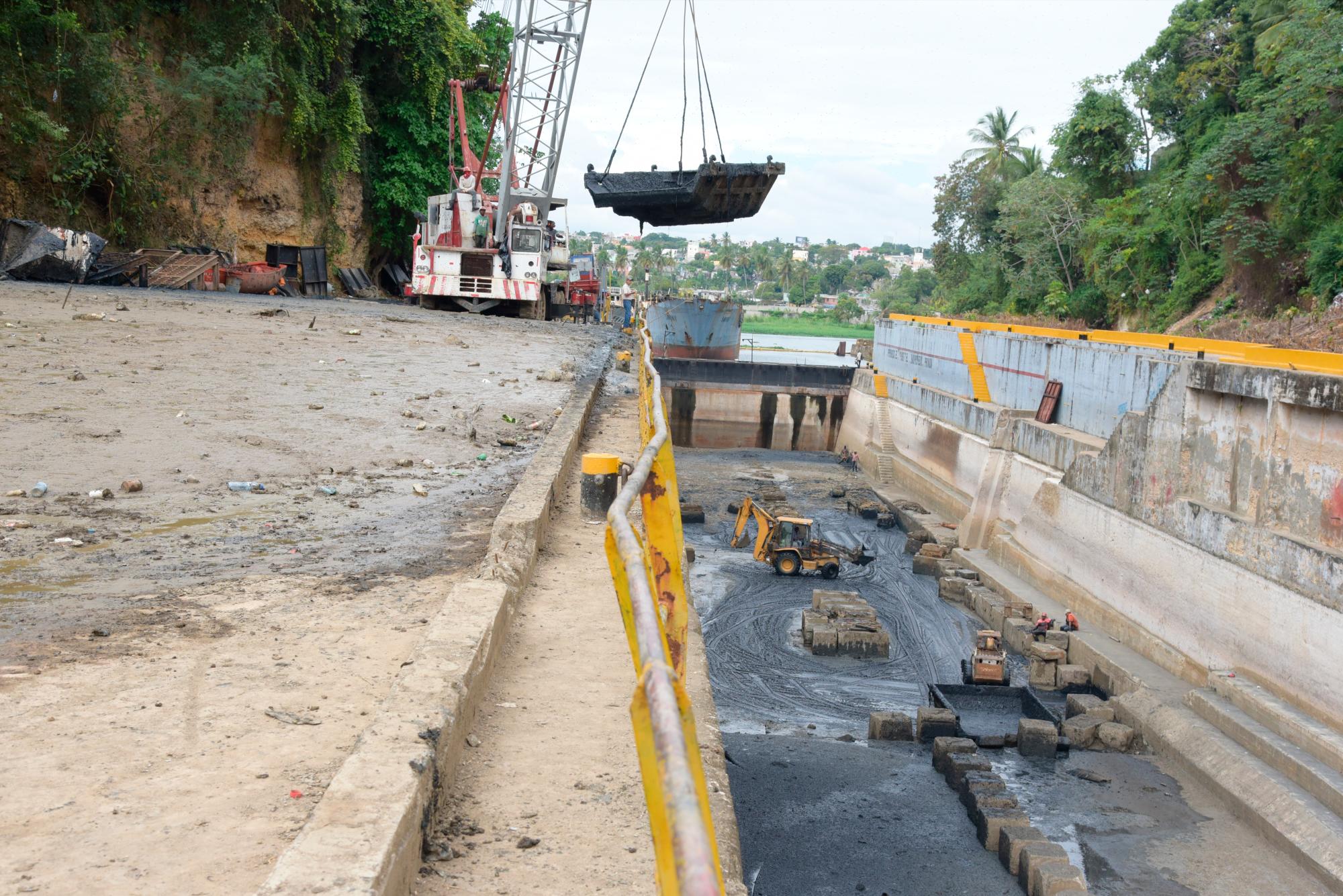 La grúa levanta el lodo, deposita en la calle para luego cargar los camiones. (José Justo Féliz)