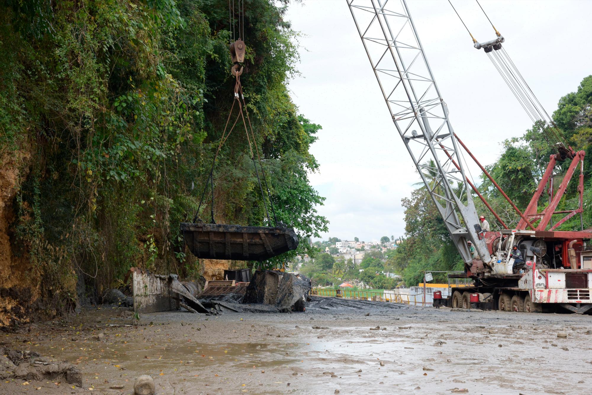 Esta es la calle de acceso llena de lodo. (José Justo Féliz)