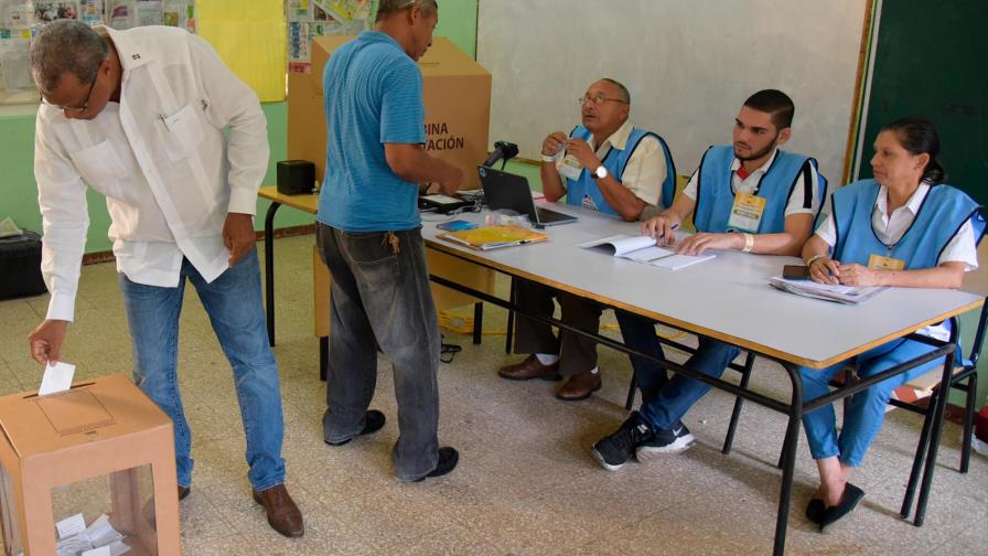 Las elecciones están montadas y se aplicará la ley a todo el que abandone funciones
Elecciones están montadas y se aplicará la ley a todo el que abandone funciones Las elecciones están montadas y se aplicará la ley a todo el que abandone funciones
Elecciones están montadas y se aplicará la ley a todo el que abandone funciones