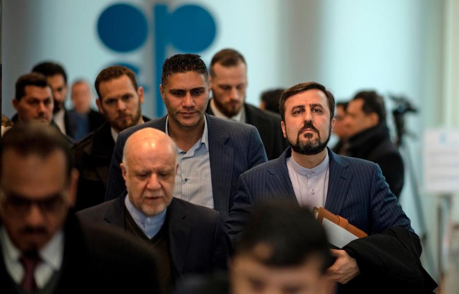 Comité de OPEP+ aconseja reducir oferta en medio millón de barriles diarios
