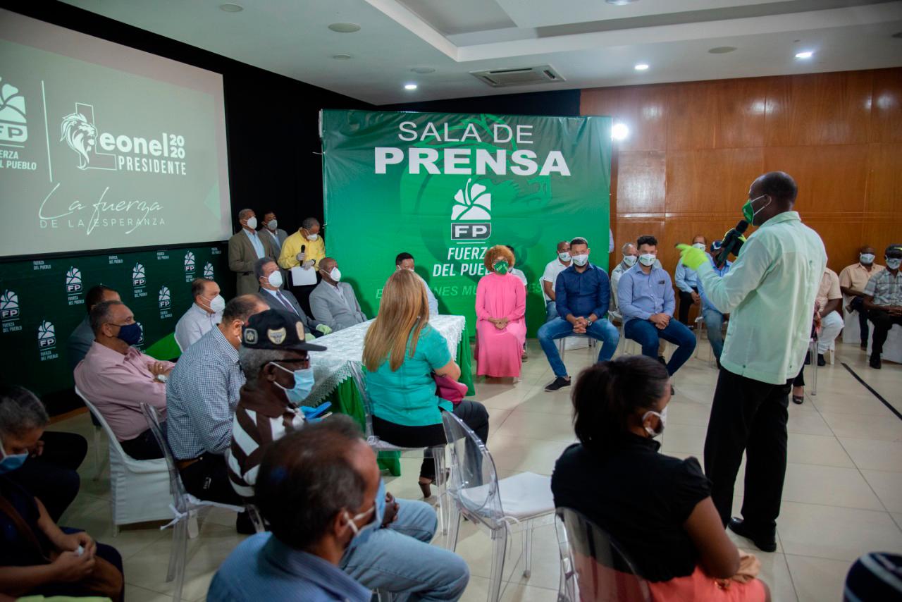 Dirigente político se dirige al publico