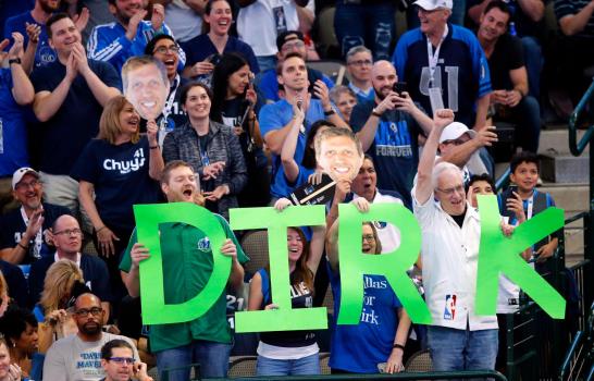 Nowitzki confirma su retiro y los Mavericks lo complacen con triunfo