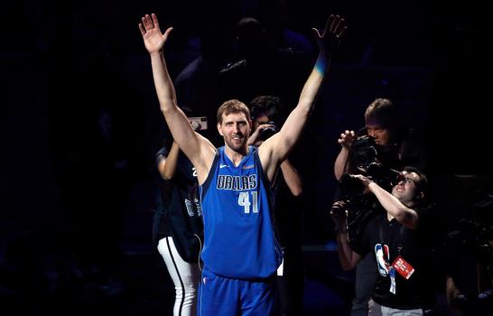 Nowitzki confirma su retiro y los Mavericks lo complacen con triunfo