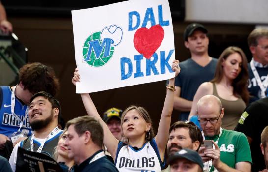 Nowitzki confirma su retiro y los Mavericks lo complacen con triunfo