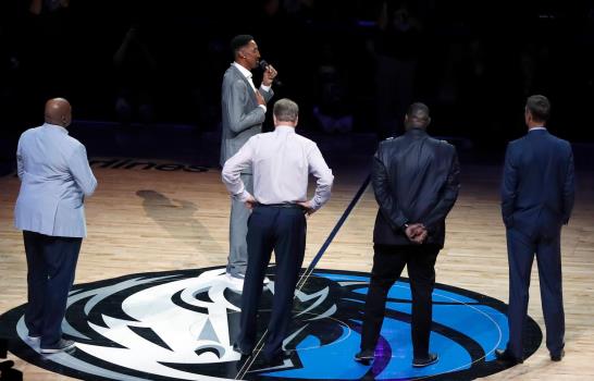 Nowitzki confirma su retiro y los Mavericks lo complacen con triunfo