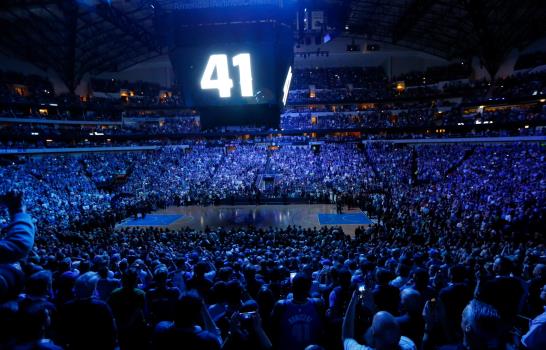 Nowitzki confirma su retiro y los Mavericks lo complacen con triunfo