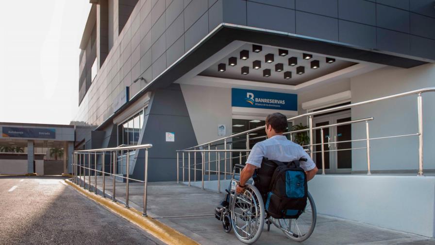 En Banreservas trabajan 90 personas con discapacidad 