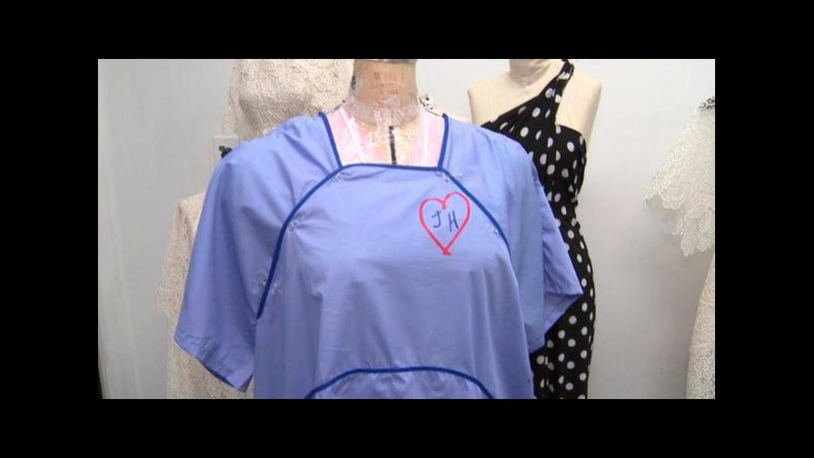 El diseñador René Ruiz cambia los vestidos de fiesta por batas de hospital