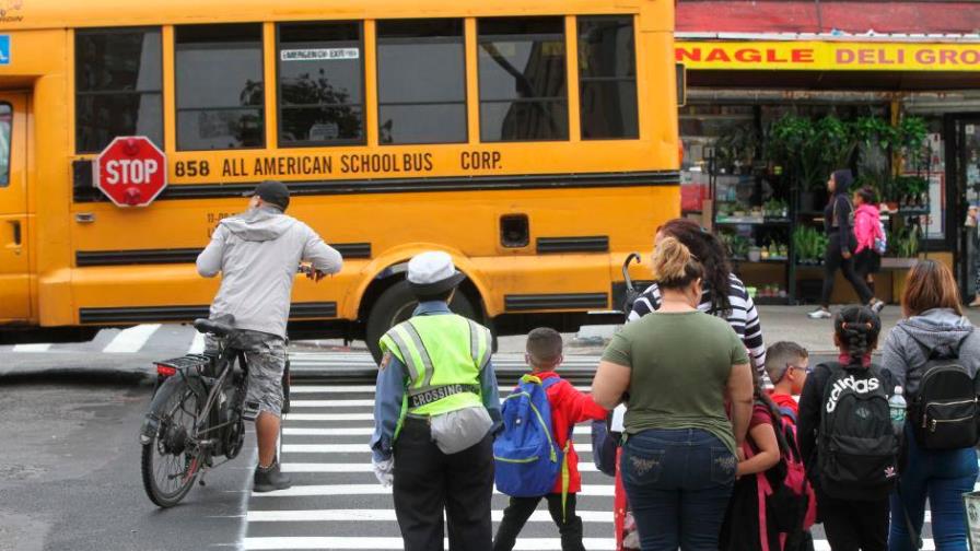 Cierran las escuelas de Nueva York por aumento de positividad de COVID-19