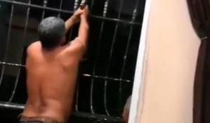 Tiros al aire: hombre dispara al cielo desde balc&oacute;n de su casa 