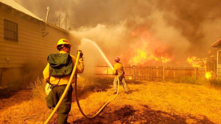 Al menos 8 desaparecidos en zona afectada por enorme incendio en California