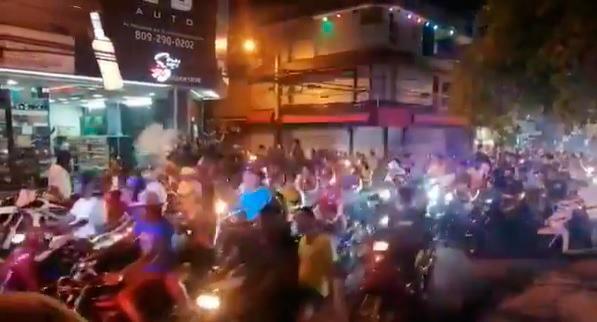 Video | Cientos de personas se concentran en caravana de Dj Adoni violando protocolos