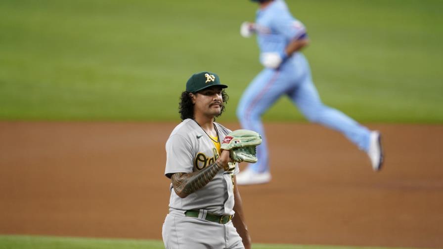 El novato DJ Peters dispara 2  jonrones y Rangers derrotan 7-4 a Atléticos
