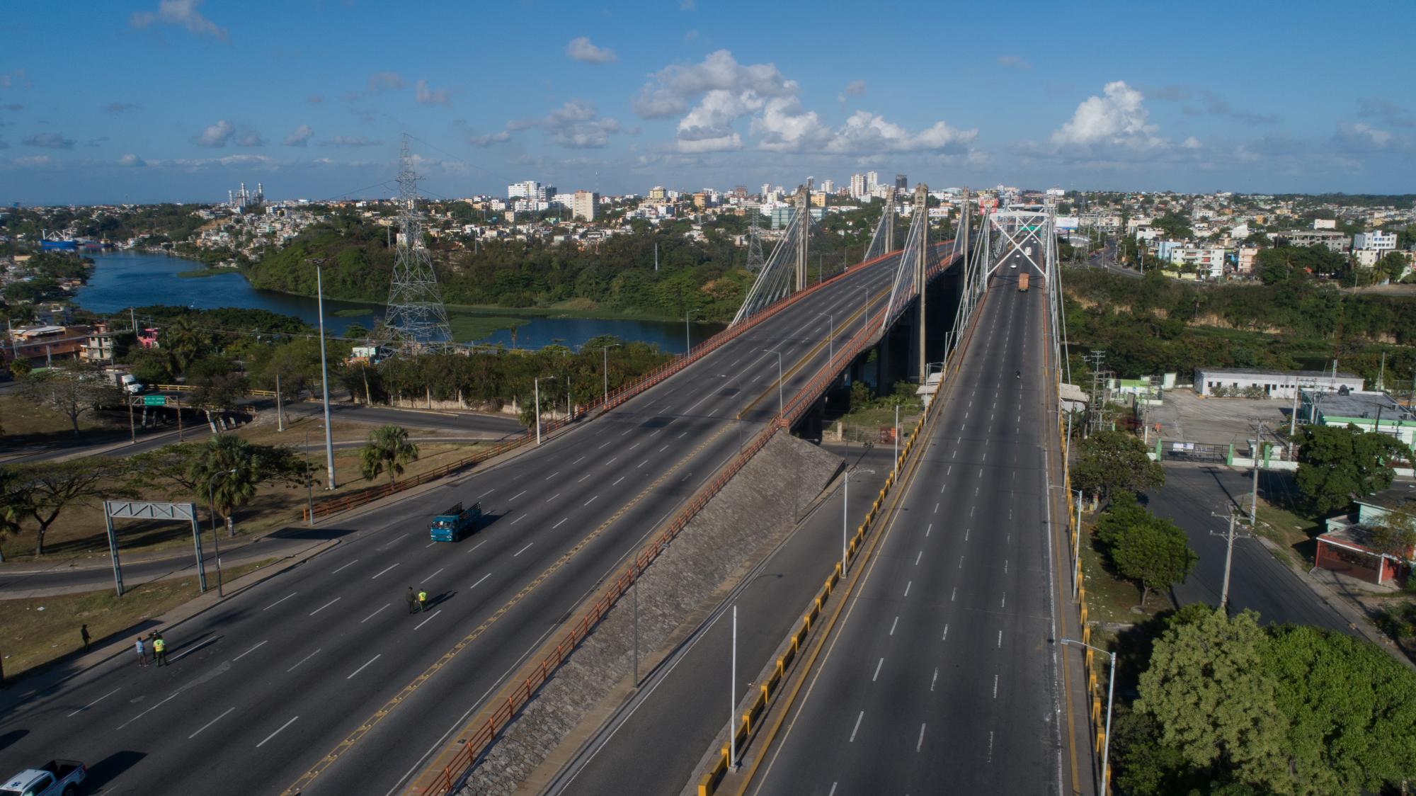 Vista de los puentes sobre el río Ozama a las 5 de la tarde. 