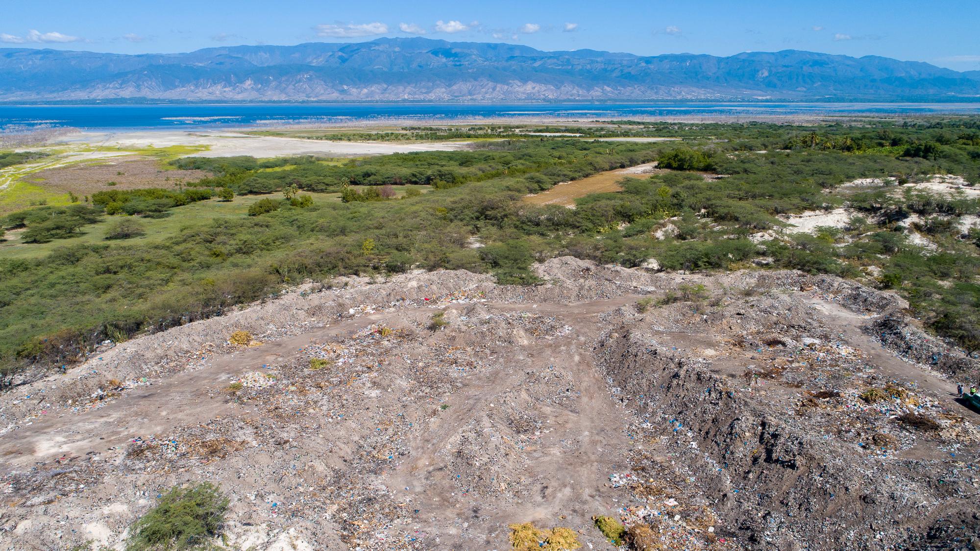 La basura se va extendiendo poco a poco en dirección al lago.