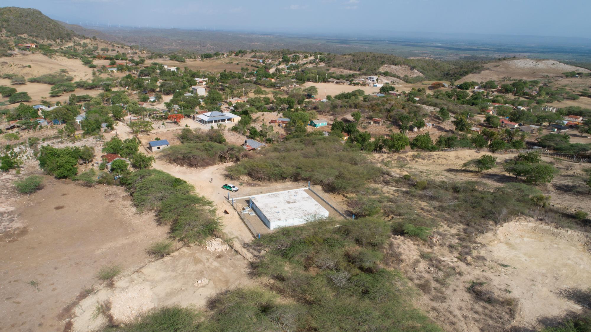 Imagen aérea del tanque de distribución de agua en la localidad Los Limones. 