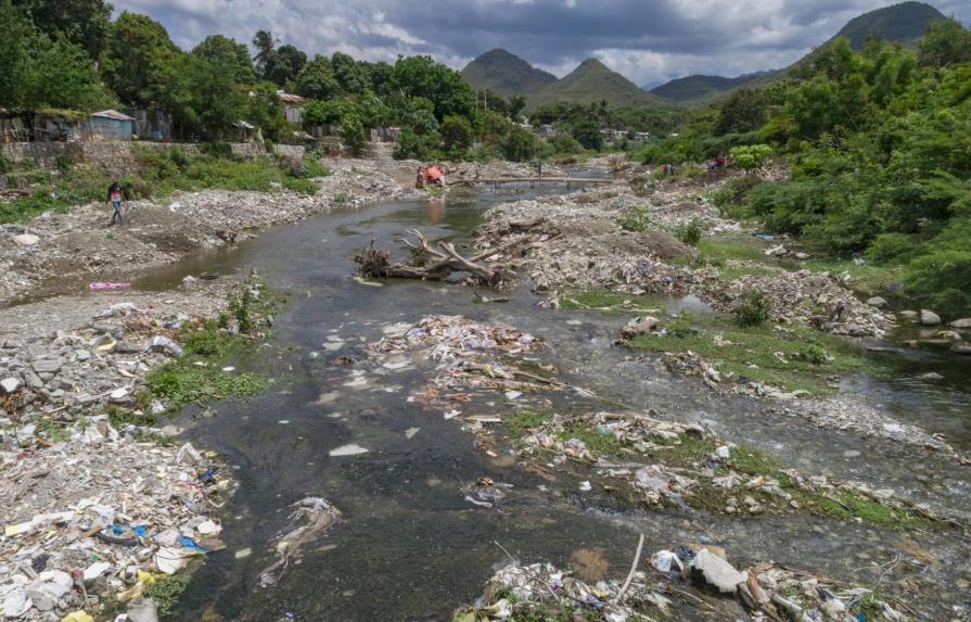 Vertido de desechos, tala y extracción de materiales matan al río Baní