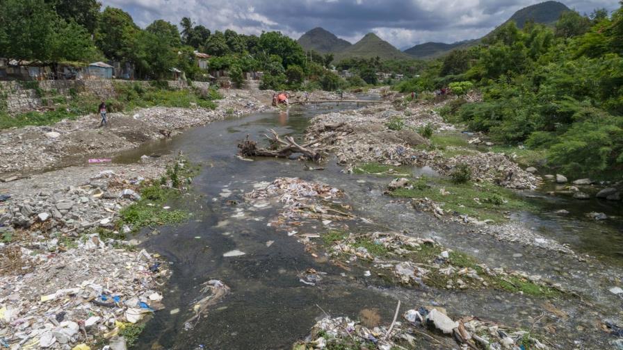 Vertido de desechos, tala y extracción de materiales matan al río Baní