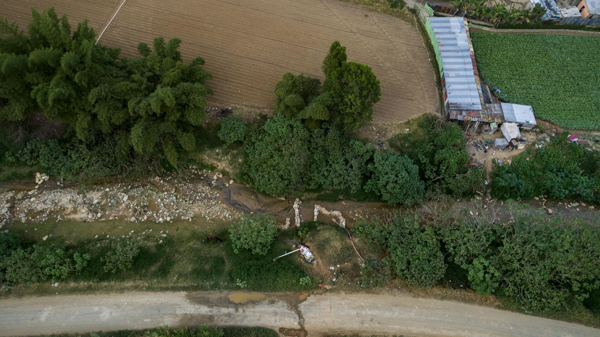La imagen muestra el sistema de riego mediante bomba sumergida en el lecho del río Tireo. 