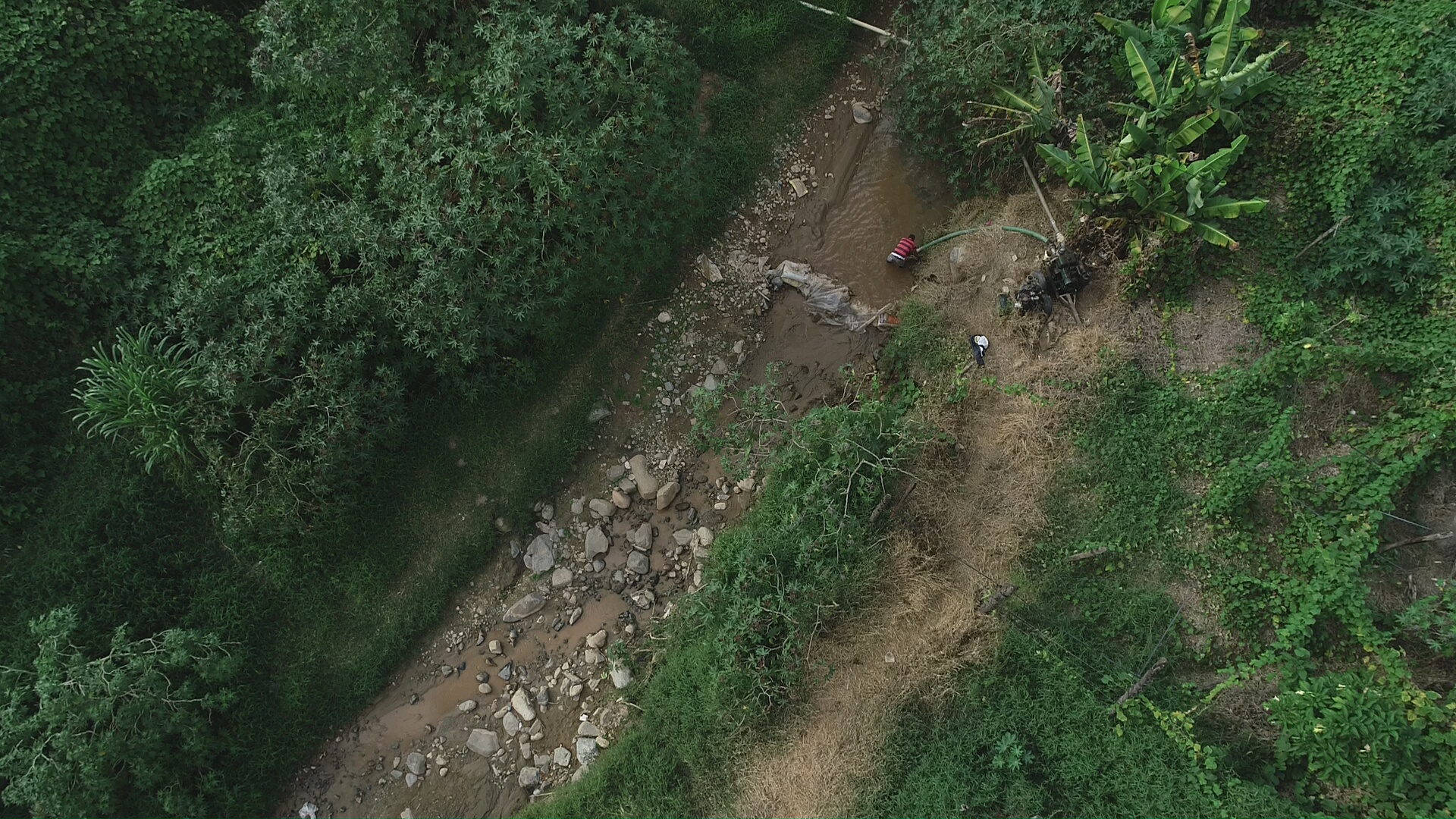 Como se muestra en la foto, algunos campesinos tienen que represar la poca agua que baja por el río para poder regar sus cultivos. 