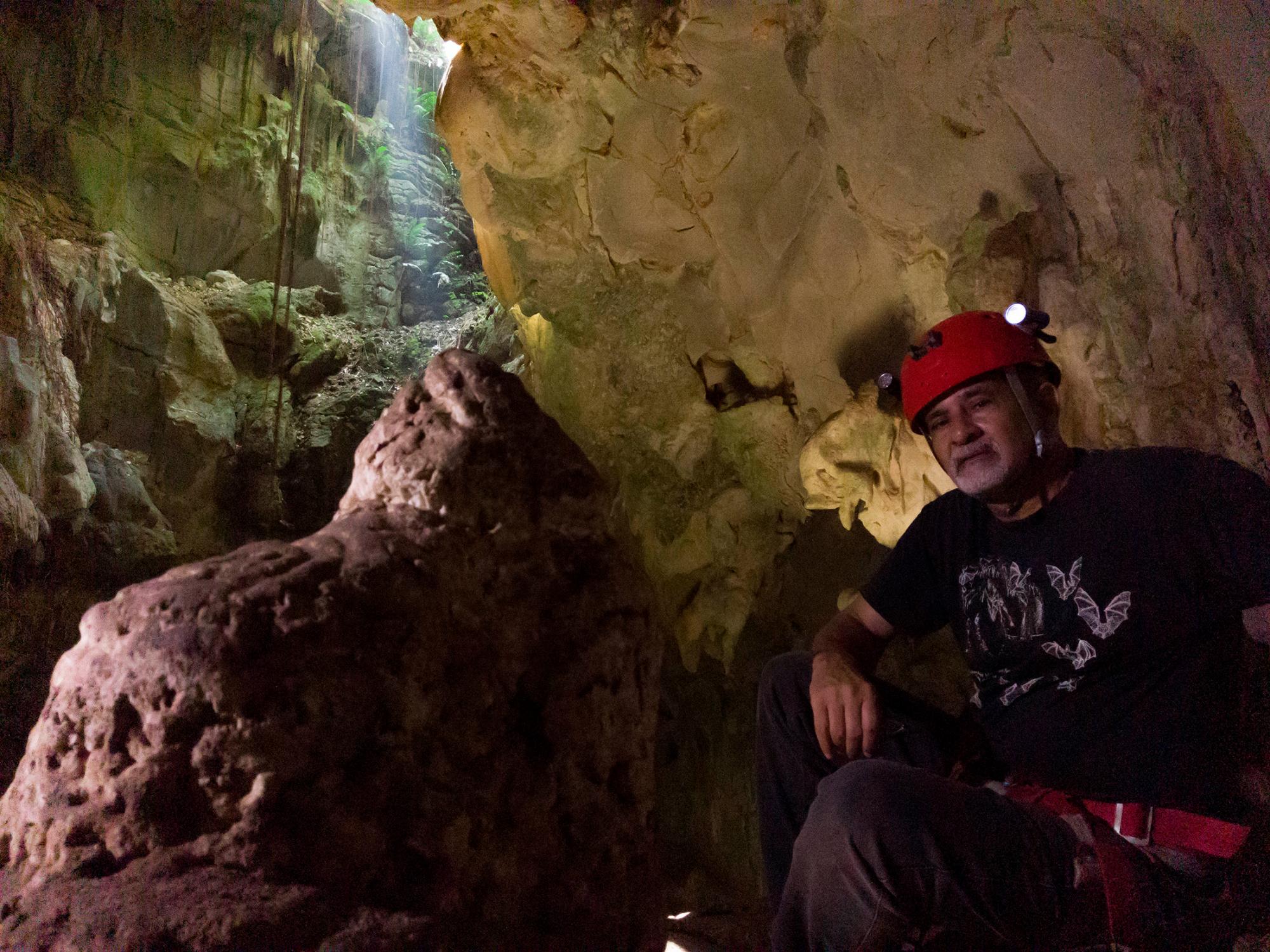 Domingo Abreu posa en la Cueva de El Puente.
