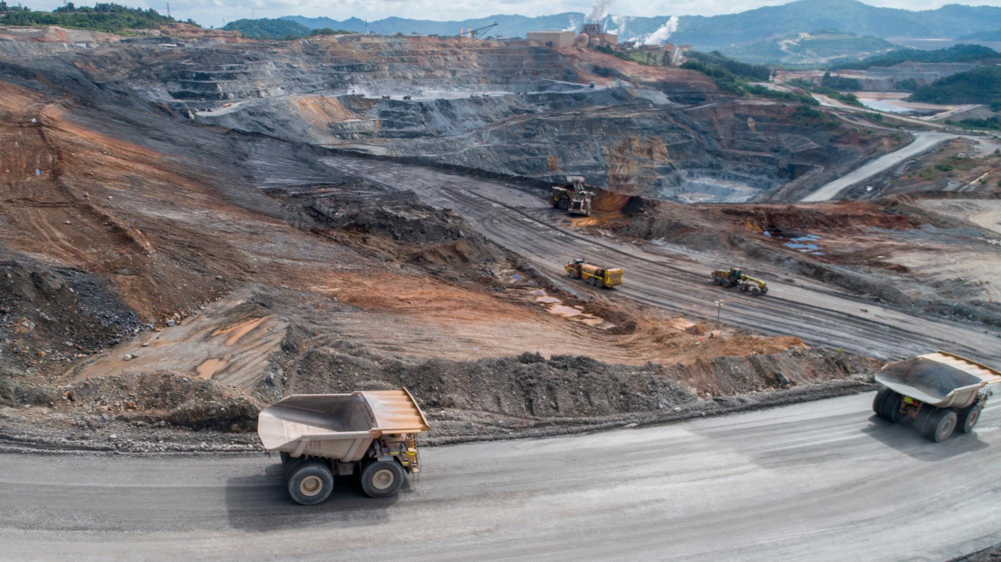 Grandes camiones transportan la tierra de la mina.