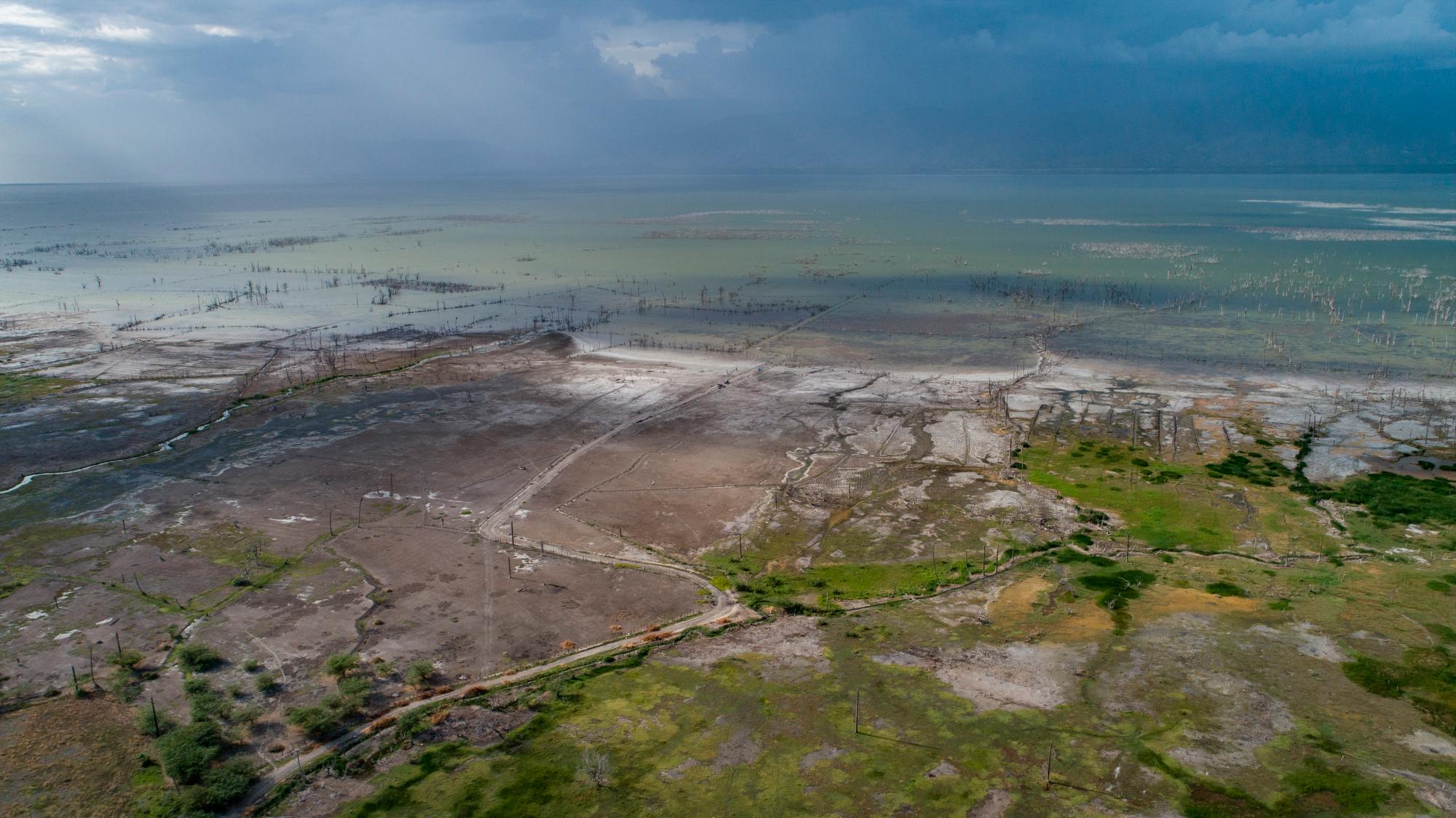 Cerca de Duvergé el lago se ha retirado más de un kilómetro.