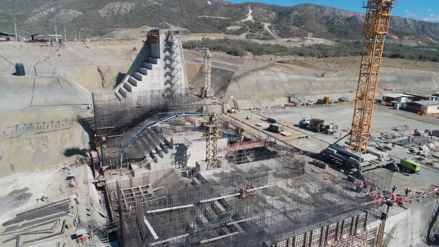 Indrhi dice que trabaja hasta de noche para terminar la presa Monte Grande 